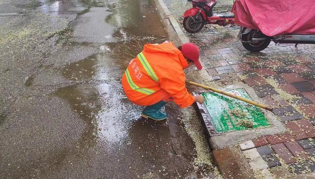 防汛常規(guī)物資中主要包含麻袋吸水膨脹袋,無紡布吸水膨脹袋,防汛沙袋,防汛噸袋,防汛編織袋,雨衣,雨靴,雨傘,彩條布,工兵鏟,十字鎬,八磅錘,應(yīng)急救生包等。