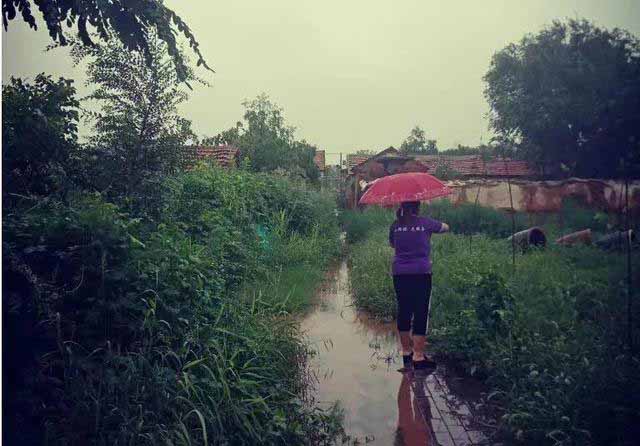 防汛常規(guī)物資中主要包含麻袋吸水膨脹袋,無紡布吸水膨脹袋,防汛沙袋,防汛噸袋,防汛編織袋,雨衣,雨靴,雨傘,彩條布,工兵鏟,十字鎬,八磅錘,應(yīng)急救生包等。