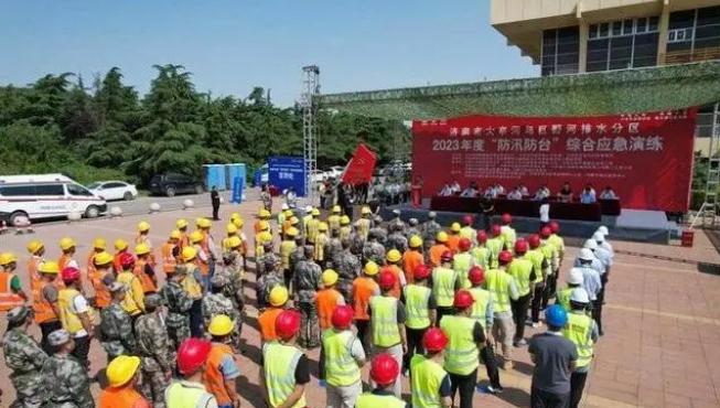 搶筑堤壩，涉水搶險！濟(jì)南重點(diǎn)雨污管網(wǎng)改造項(xiàng)目開展防汛演練